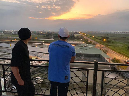 刘畊宏与昆凌吃火锅 调侃让珍珠奶茶变腹肌