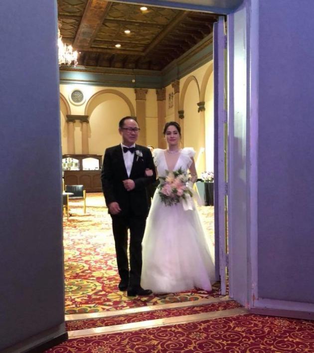 阿娇婚礼由干爹刘镇伟牵入场 公公高度认可儿媳
