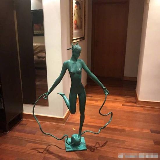 袁立再次质疑雕塑是假的 