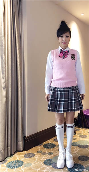 62岁米雪一身学生装秀美腿 比V卖萌开心甜笑