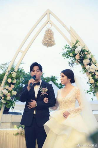 柯有伦晒婚礼现场照片 与妻子挽手合影幸福甜蜜