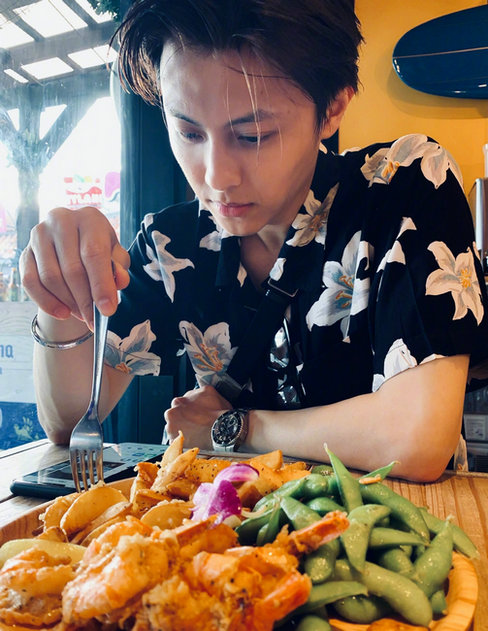 王子邱胜翊晒开工照 印花衬衫尽显夏日时尚