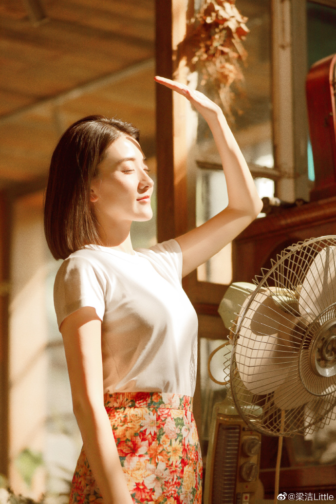 一个安静的美少女!梁洁春日写真清新美好