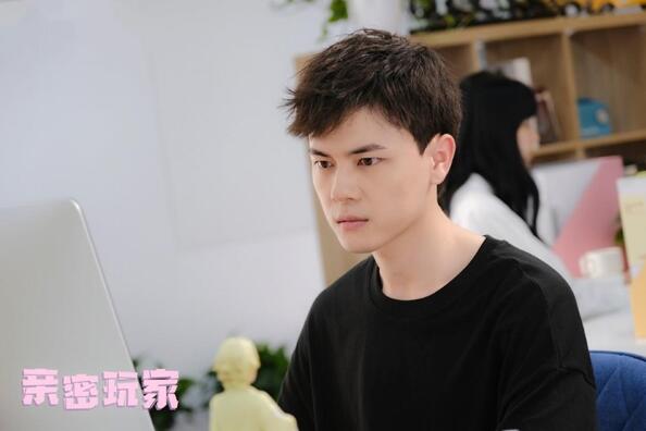 罗嘉孟《亲密玩家》蓝发造型瞩目 上演“安静天蝎男”的日常嫌弃