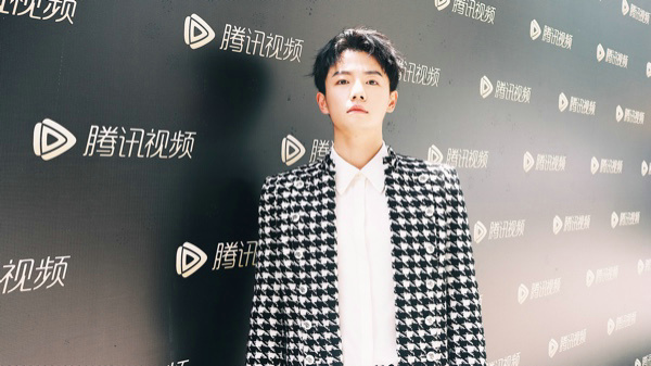夏志远出席腾讯视频拾光盛典 复古宫廷风展现时尚品味