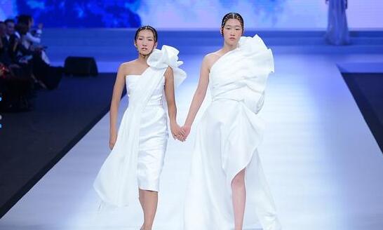 胡军女儿与马艳丽女儿同台走秀 气质不输模特