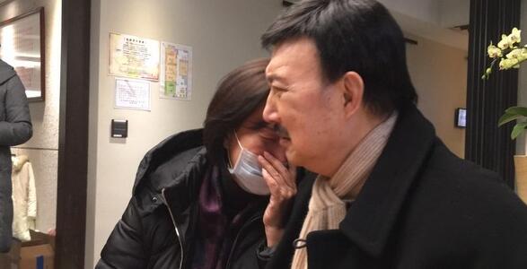 乾德门临走前病榻纪念结婚20周年 遗孀哽咽:他笑了