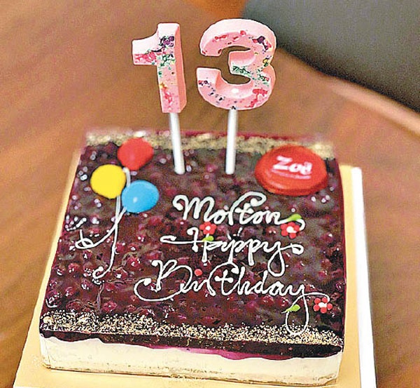 张智霖袁咏仪为儿子庆祝生日 晒13岁生日蛋糕