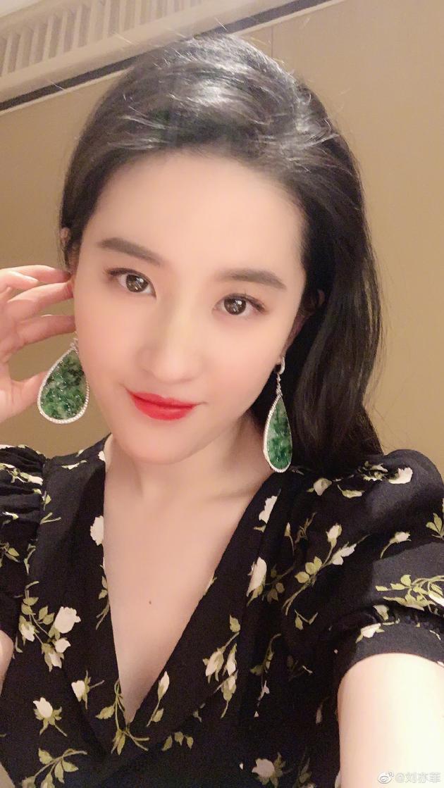 仙女营业!刘亦菲晒自拍戴夸张翡翠耳环 美艳迷人