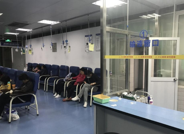 高鑫深夜现身医院 独自输液略显疲态