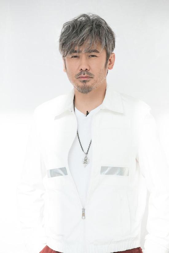 吴秀波海外购房引风波 称一同购房者系原配