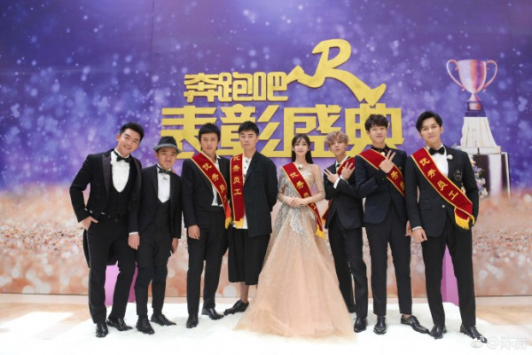 《奔跑吧》收官 全员盛装出席 Baby美艳动人