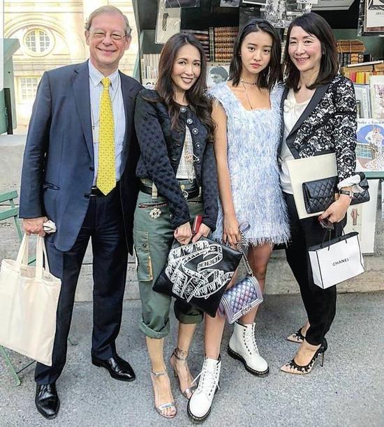 工藤静香巴黎时装周同框女儿 却在拍照时被踩到脚