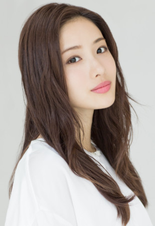 石原里美被曝与社长男友同居 拍戏收工后驱车回爱巢