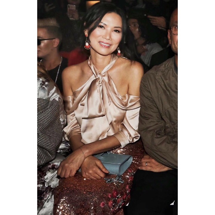 邓文迪晒出一组美照 与安妮海瑟薇同框看秀