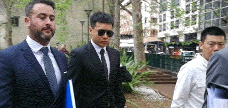 高云翔涉性侵案第七审再开庭 墨镜遮面冒雨出庭