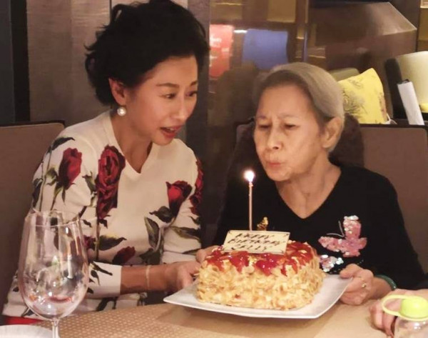 57岁叶倩文生日罕见晒全家福 三代同堂其乐融融