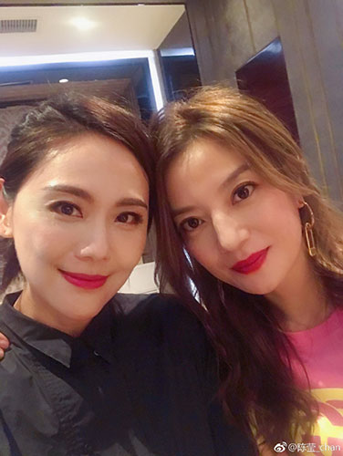 回忆杀!小燕子柳红姐妹再同框 亲密搂肩20年情不变