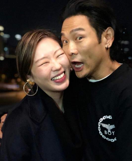 杜德伟晒与老婆恩爱合影 庆祝两人结婚六周年