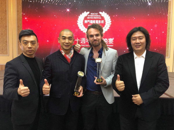 赵文卓“光头”亮相澳门节 凭《纹身》获“优秀男演员”奖
