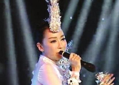 盘点明星尴尬合照：雷佳音头大，萨顶顶反拿话筒