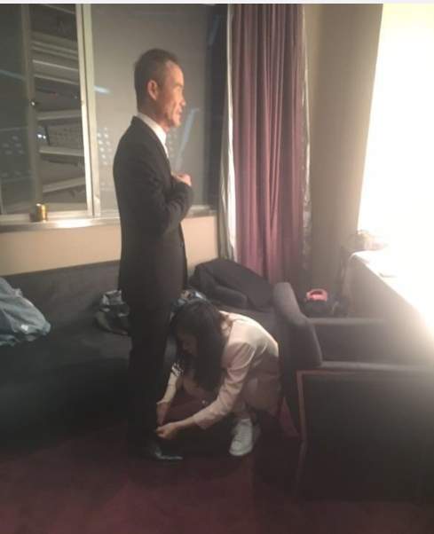 甜!田朴珺蹲下给王石系鞋带 还上演“摸脸杀”