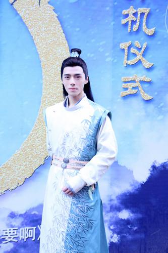 方逸伦新剧《明月照我心》开机 获封帅气