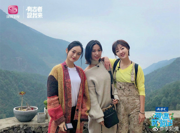 “玫嫔”何泓姗不弹琵琶拔萝卜，极速闺蜜团探寻云端中的诗意生活