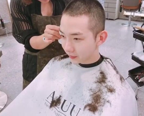 赵权今日将非公开现役入伍 看近期入伍的韩国男星