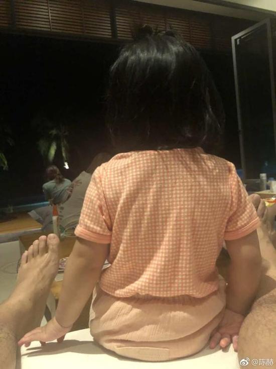 陈赫晒女儿肉肉背影照 调侃其未来可以练举重
