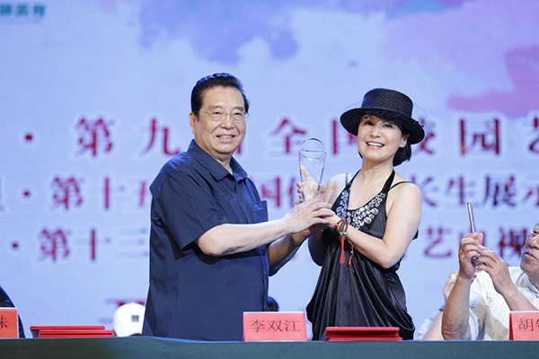 周艳泓再获全国最受青少年喜爱的公益明星殊荣