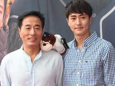 这辈子只有一个妻子!杨立新发文澄清“二婚”谣言