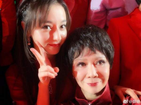 蔡明晒与热巴亲密合影 同穿红衣笑容甜美似母女