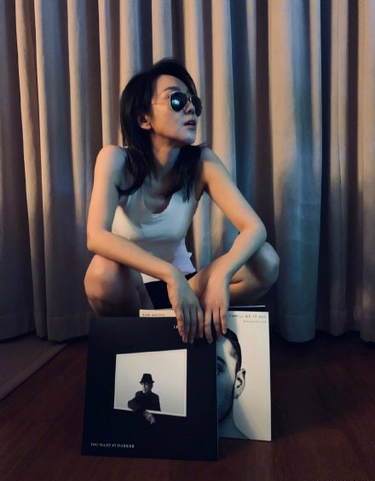 48岁闫妮写真：魔鬼身材显冻龄美貌