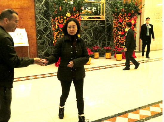 何超琼现身医院露微笑 否认何鸿燊病危传闻