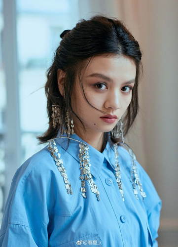 光影中的明亮少女！春夏晒梦幻写真惊艳时光