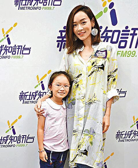 港姐杨思琦写真集两天售罄 新书曝与李嘉欣是亲戚