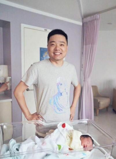 丁俊晖首度公开女儿正面照 怀抱宝宝笑容超幸福