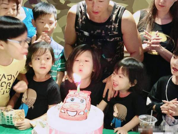 刘耕宏为儿子办生日派对 三个宝贝长得如复制粘贴