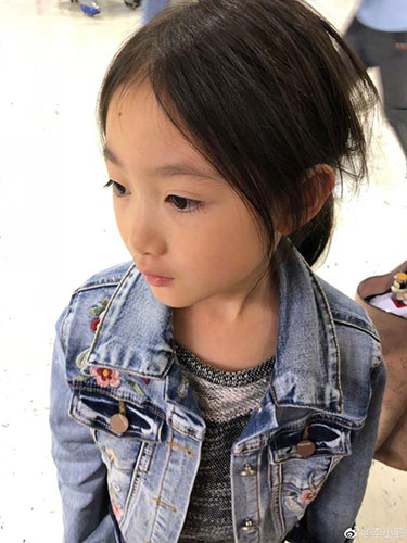 李小鹏晒爱女萌照疯狂比心 奥莉穿牛仔外套超可爱