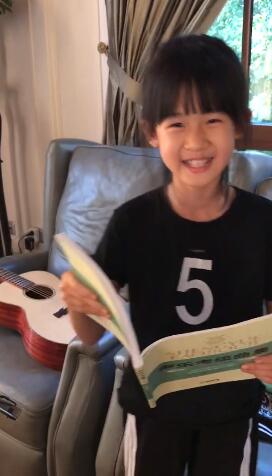 贝儿唱歌不小心跑调后偷笑 鲍蕾：爸爸说真像他