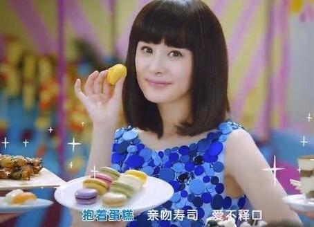 明星拍封面有多拼?周冬雨上树,杨颖剪寸头,魏大勋上冰箱