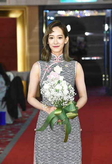黄子佼未婚妻孟耿如穿旗袍 表示自己将双栖发展
