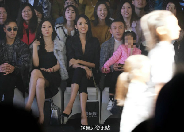 聂远怀抱女儿秀场看秀 与一旁张梓琳热聊