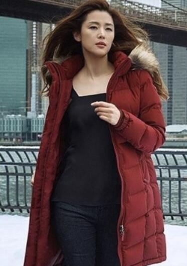 辣妈全智贤最新大片 红色羽绒服霸气十足
