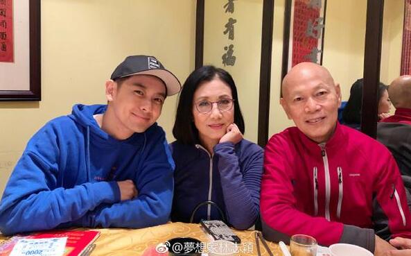 满满的回忆! 林志颖晒与罗家英汪明荃合影