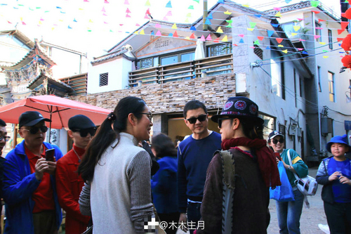 网友大理偶遇李亚鹏杨丽萍 两人有说有笑十分开心