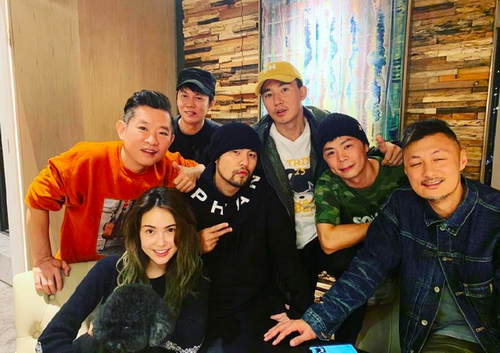 周杰伦晒与余文乐刘畊宏合影 画风搞笑