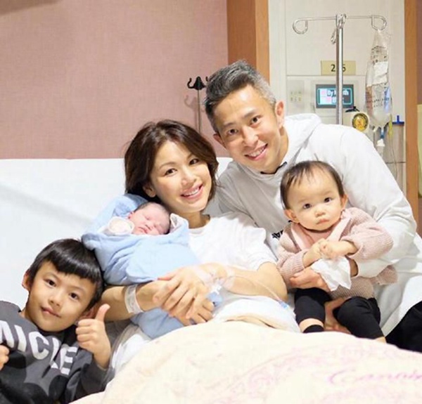 香港艺人何嘉莉三胎产女 小女儿侧颜乖巧可爱