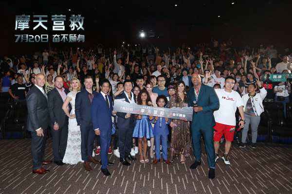 《摩天营救》全球轮番首映 文峰“撞衫”巨石强森